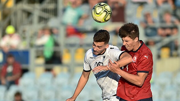 Adam Gabriel (vpravo) v hlavikovm souboji s Ernestem Mucim z Albnie.