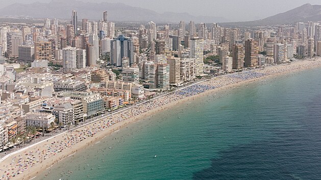 Leteck� pohled na lidmi zapln�n� pl�e obl�ben�ho �pan�lsk�ho letoviska Benidorm (15. srpna 2021)