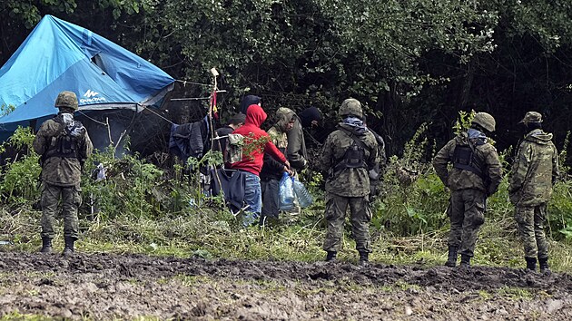 Migranti na hranici mezi Bloruskem a Polskem, kter ve tvrtek vyhlsilo v oblasti vjimen stav. (1. z 2021)