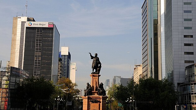 Socha Krytofa Kolumba na tíd Paseo de la Reforma v Mexiku. Nejpozdji do 12....