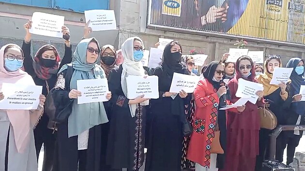 Afghnsk eny protestuj za sv prva. Tlibnci je rozehnali pabami puek a bii. (3. kvtna 2021)