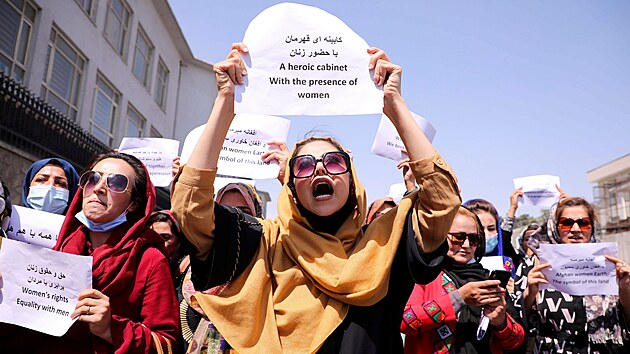 Afghnsk eny protestuj za sv prva. Tlibnci je rozehnali pabami puek a bii. (3. kvtna 2021)