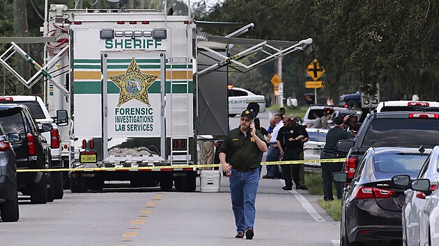 Policist na mst stelby na Florid, kterou nepeili tyi lid vetn matky s kojencem. (5. z 2021)