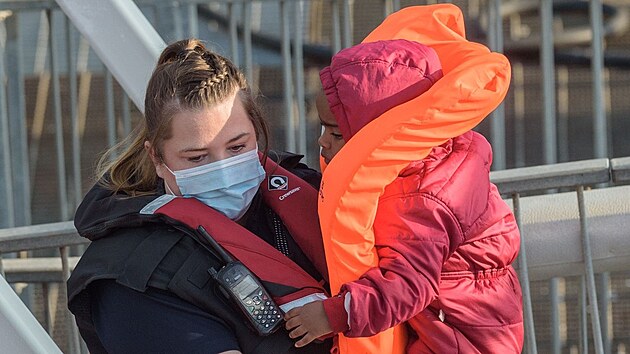 Britská pobřežní stráž zadržela rekordní počet migrantů, kteří do země míří přes Lamanšský průliv. (6. září 2021)