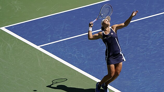 Austranka Ashleigh Bartyov servruje ve druhm kole US Open.