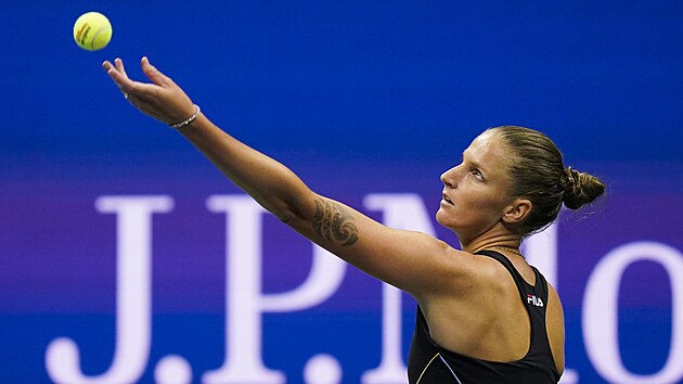 Karolna Plkov servruje v zpase druhho kola US Open.
