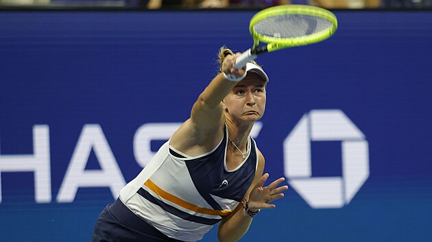 Barbora Krejkov servruje v osmifinle US Open.