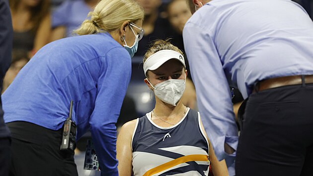 Barbora Krejčíková si musela v osmifinále US Open vyžádat pomoc zdravotníků.