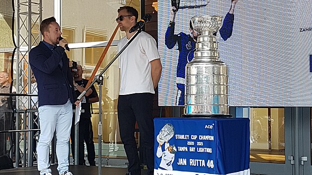 Hokejista Jan Rutta pivezl do rodnho Psku ukzat Stanley Cup, kter zskal s tmem Tampa Bay Lightning.