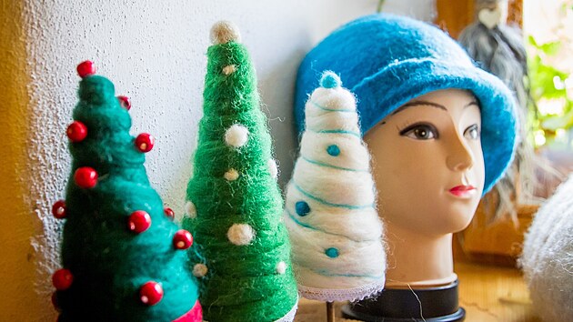 Z vlny dok�e vytvo�it oble�en�, �perky i boty.