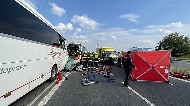 Hasii zashli u nehody v ulici K Barrandovu, z autobusu vyprostili idie. (7. z 2021)