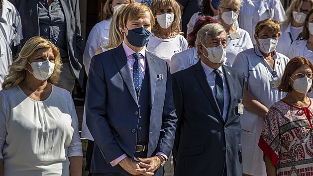 Slavnostn� odhalen� pam�tn� desky s bustou zdravotn� sestry jako pod�kov�n� zdravotn�k�m za nasazen� p�i koronavirov� epidemii. Z��astnil se ministr zdravotnictv� Adam Vojt�ch, �editel nemocnice doc. MUDr. Zden�k Bene� a vrchn� sestra nemocnice. (8. z��� 2021)