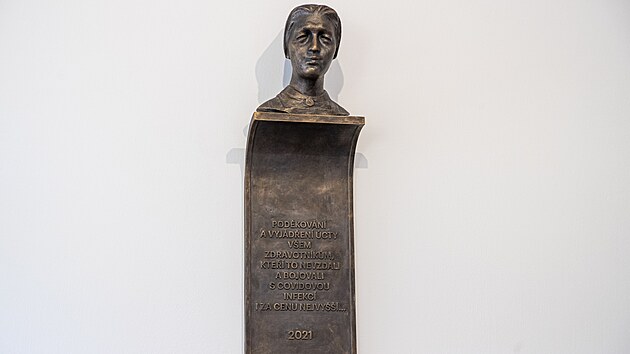 V Thomayerov� nemocnici byla slavnostn� odhalena busta zdravotn� sestry jako pod�kov�n� zdravotn�k�m za nasazen� p�i koronavirov� epidemii. (8. z��� 2021)