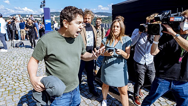 Premiérův syn Andrej dorazil s režisérem Vítem Klusákem na předvolební kampaň svého otce. (2. září 2021)