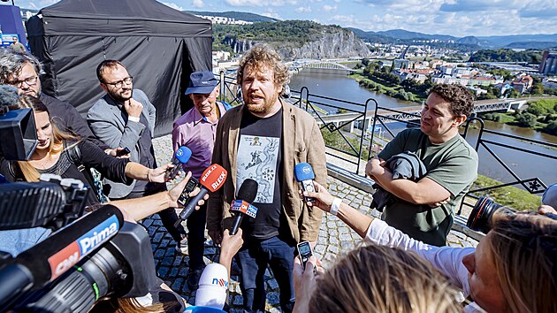 Na zahjen Kampan ANO pijel i Andrej Babi ml. v doprovodu reisra a dokumentaristy Vta Kluska. (2. z 2021)