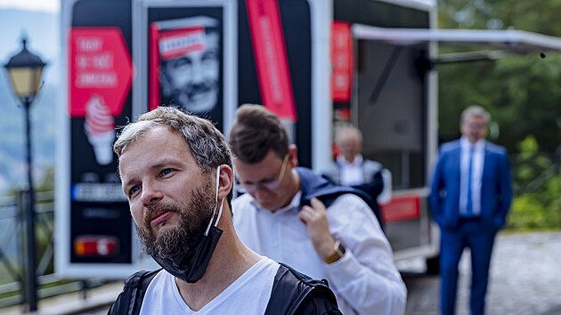 Mediln guru Hnut ANO Marek Prchal sleduje prbh zahjen pedvolebn kampan v st nad Labem. (2. z 2021)