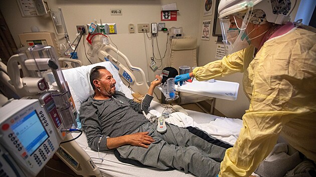 Pacient na covidovém lůžku v nemocnici amerického státu Kalifornie (30. července 2021)