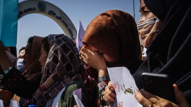 Afghánské ženy protestují proti novému režimu, který nastolil Tálibán. (8. září 2021)