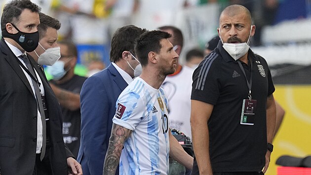 Lionel Messi odchází ze hřiště poté, co byl duel Argentiny v Brazílii přerušen po zásahu úředníků a policie.
