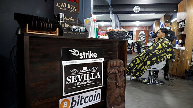V Salvadoru bude mon platit bitcoinem. Zkon pedpokld, e bitcoin bude muset pijmat kad obchodnk, kter je na to technicky vybaven. (6. z 2021)