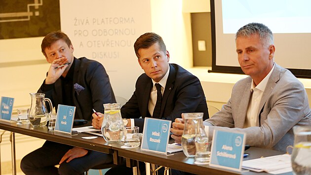 Ptice politik se utkala v Brn v pedvolebn debat. Zleva Radek Holomk (Pirti a Starostov), Ji Hork (Spolu) a Milo Rouzek (Psaha).