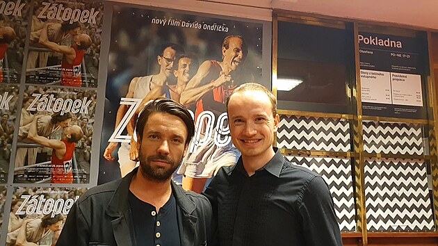 S představitelem Emila Zátopka Václavem Neužilem (vlevo) se komparzista Vojtěch Klement setkal na promítání v brněnském kině Scala.