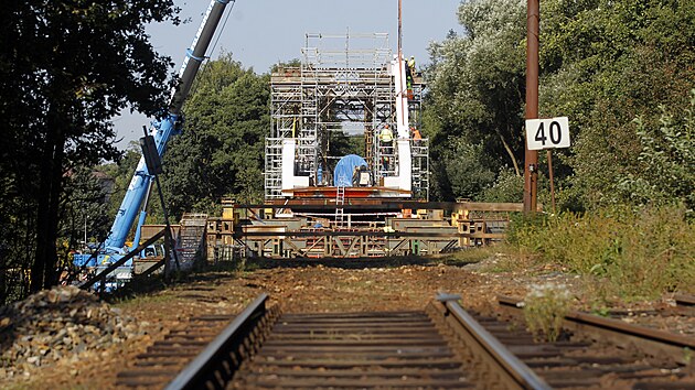 Ocelov konstrukce novho elezninho mostu vznik na nspu trati. Po dokonen bude nad eku nasunuta.