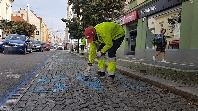 Ve Sladkovskho ulici dlnci zapustili senzory pod vechna parkovac msta.