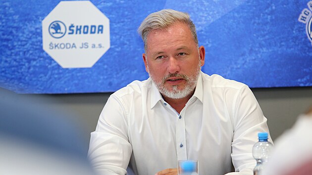 Trenér Miloš Říha na tiskové konferenci plzeňských hokejistů.