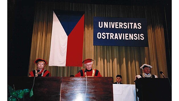 Imatrikulace studentů Ostravské univerzity v roce 1993