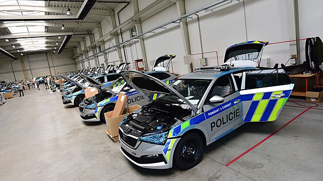 V kunovické společnosti Ramet převzali zástupci  policie nové služební vozy (září 2021).