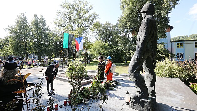 �ty�ic�t� v�ro�� trag�die na dole Pluto II v Louce u Litv�nova si u pam�tn�ku v Litv�nov� p�ipomn�li pam�tn�ci, horn�ci i politici.