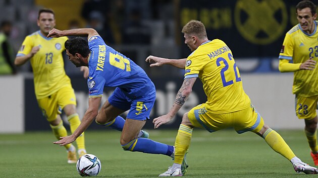 Ukrajinsk fotbalista Roman Jaremuk (vlevo) v souboji s Alexandrem Marokinem z Kazachstnu.