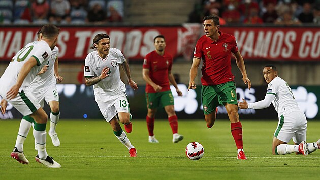 Portugalsk fotbalista Joao Palhinha to v zpase s Irskem.