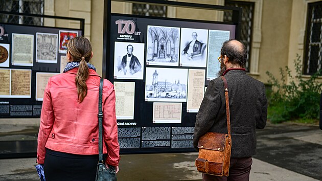 Městský archiv oslavuje 170 let od svého založení, svoji historii připomněl venkovní výstavou. (1. 9. 2021)