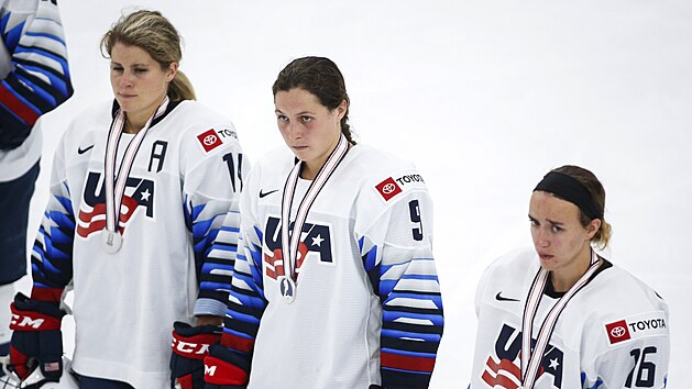 Americk hokejistky (zleva) Brianna Deckerov,  Megan Bozekov a Hayley Scamurraov zklaman ze svtovho stbra
