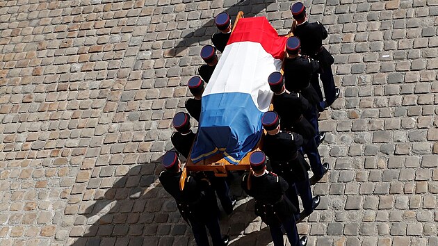 Rakev s ostatky Jeana-Paula Belmonda zakryla francouzská vlajka (9. září 2021).