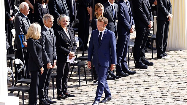 Prezident Emmanuel Macron pichz na slavnostn rozlouen s Jeanem-Paulem Belmondem (9. z 2021).