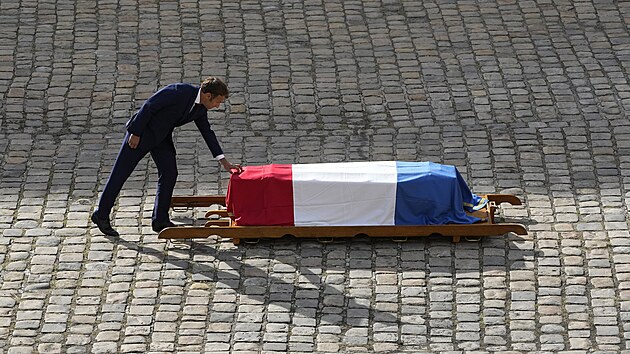 Emmanuel Macron vzdává hold rakvi s ostatky Jeana-Paula Belmonda (9. září 2021).