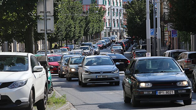 Po uzaven sti Americk tdy v Plzni pro osobn dopravu se v okolnch ulicch tvo kolony.  (2. 9. 2021)