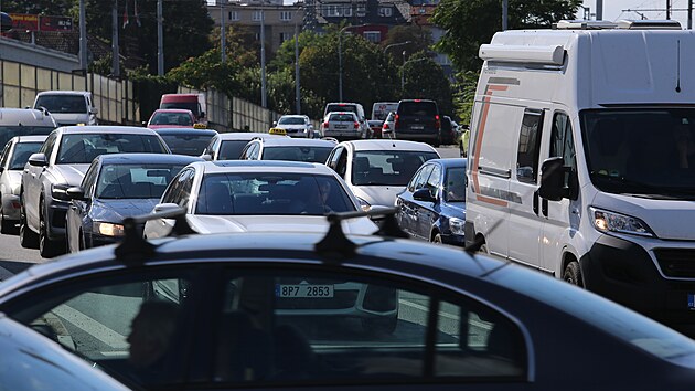 Po uzaven sti Americk tdy v Plzni pro osobn dopravu se v okolnch ulicch tvo kolony.  (2. 9. 2021)