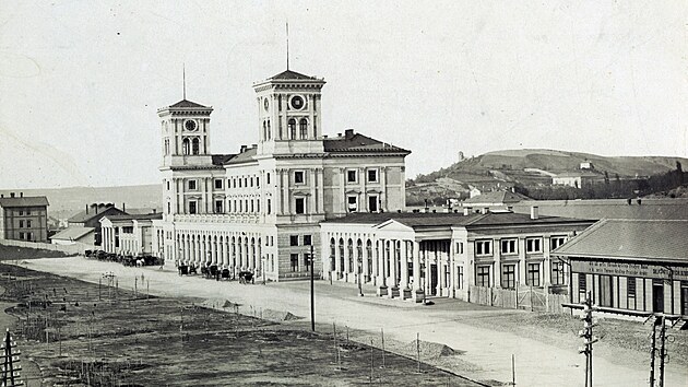 N�dra�� c�sa�e Franti�ka Josefa I. se pro jeho podobu ��kalo �z�meck�". Budova architekt� Vojt�cha Ign�ce Ullmanna a Anton�na Barvitia z roku 1871 p�estala brzy kapacitn� dosta�ovat siln�mu provozu. Na po��tku 20. stolet� byla proto nahrazena stavbou Josefa Fanty. 
GPS: 50.0832281N, 14.4353211E