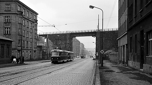 Původní viadukt přes Sokolovskou ulici na Balabence. Vlevo za domem jsou už vidět pilíře nového mostu. 9. 3. 1968
GPS: 50.1038803N, 14.4803661E
