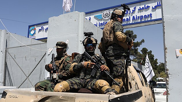 Pslunci sil islamistickho hnut Tlibn hldaj mezinrodn letit v afghnskm hlavnm mst Kbul. (5. z 2021)