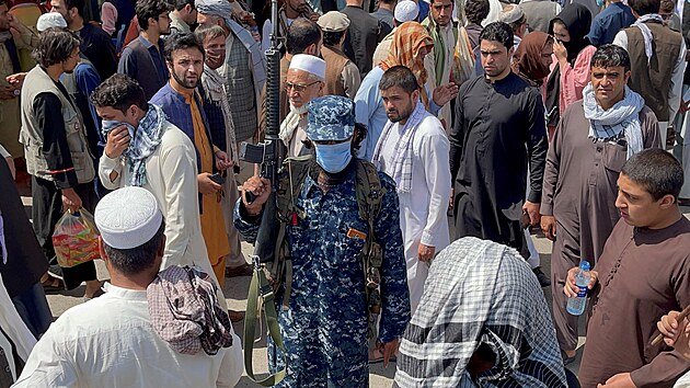 len hnut Tlibn stoj na stri mezi davy lid, kte prochzej ulicemi afghnskho hlavnho msta Kbul. (4. z 2021)
