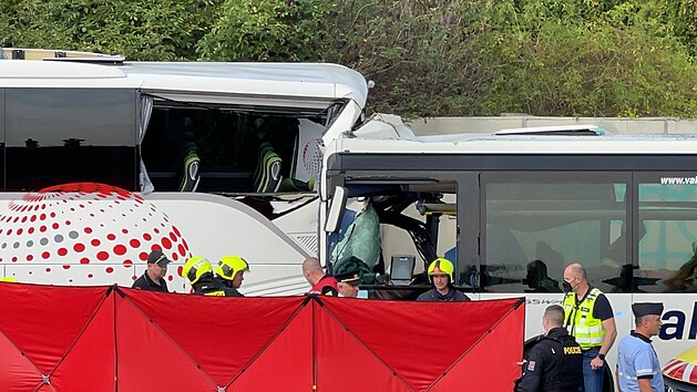 Nehoda dvou autobus� na pra�sk�m Barrandov� (7. 9. 2021).