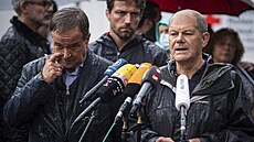 Armin Laschet a Olaf Scholz hovoí k novinám v centru povodnmi znieného...