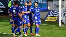Olomoutí fotbalisté jásají nad gólem Martina Hály (vpravo).