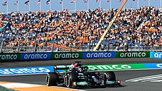 Lewis Hamilton p�i tréninku na Velkou cenu Nizozemska.