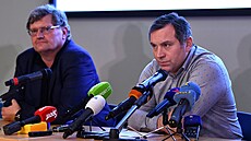Ředitel hokejové extraligy Josef Řezníček (vpravo) hovoří s novináři.